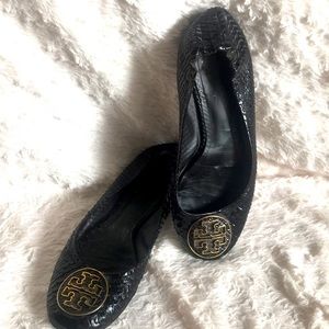 Like New- TORY BURCH FLATS- Black textered shoes. Gold logo. No signs of wear.